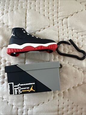 Air pid pro holder . Jordan Black/White/Red Sneaker Keychain with Mini Box